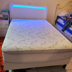 Cama Matrimonial con estación para cargar celulares y tables contiene luces Led en diferentes colores