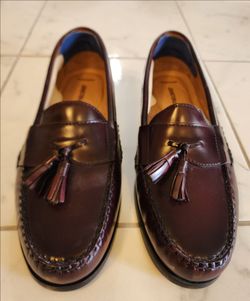 Johnston & Murphy Men's Hayes tassel loafers feature polished burgundy leather Size 10 Men's