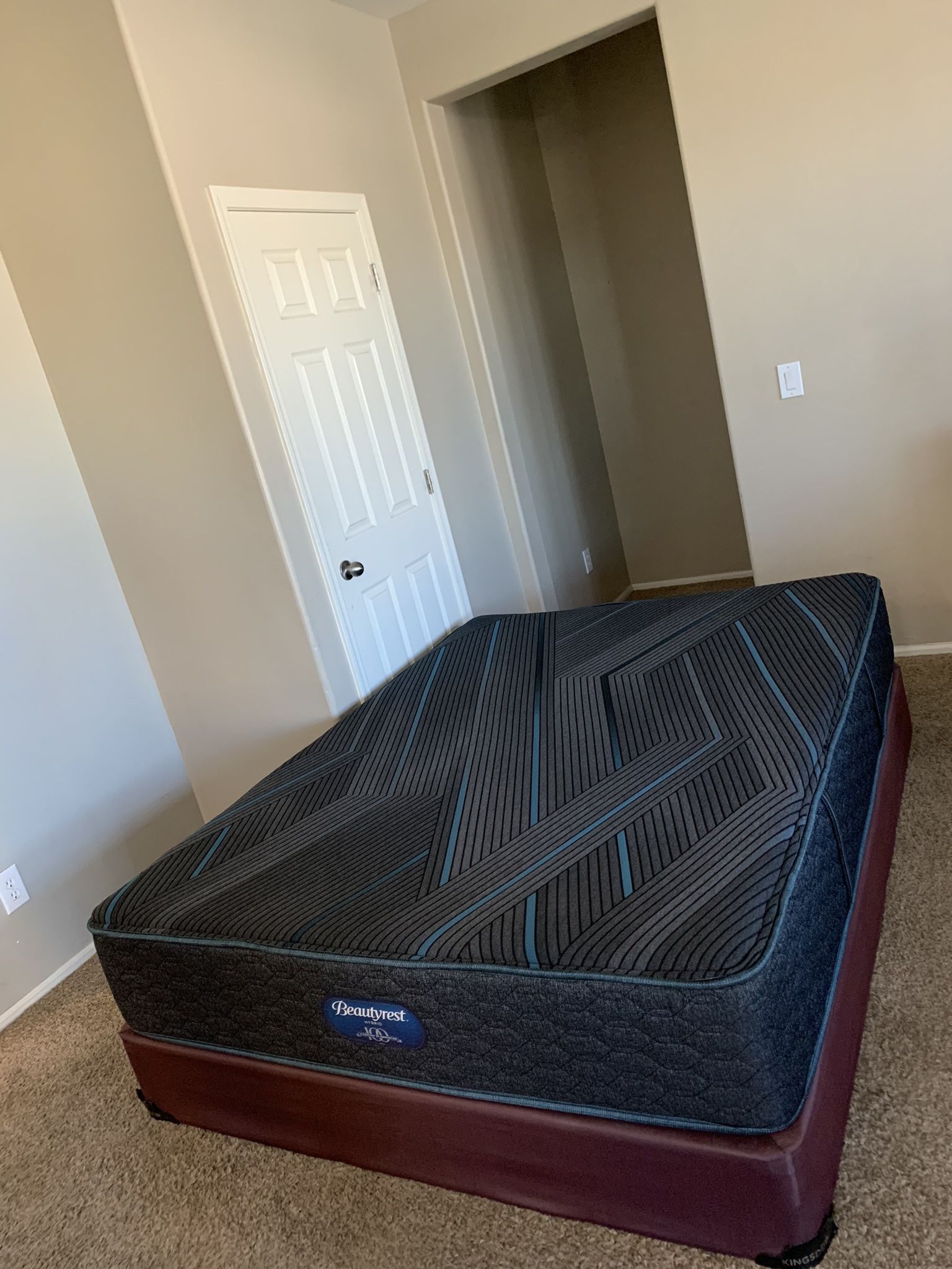 QUEEN BEAUTYREST HYBRID MATTRESS AND FREE BOX SPRING