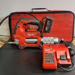 MILWAUKEE GREASE GUN 2646-20 WITH BATTERY & CHARGER 