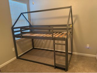Kid’s Twin Size Bunk Bed