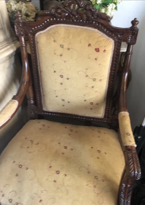 BEAUTIFUL ACCENT ARM CHAIR WITH ROLL PILLOW EXCELLENT CONDITION