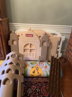 Dwinguler Play  Castle And Play Mat -Like New