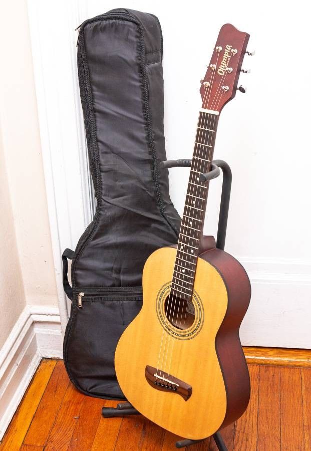 Mnt Olympia by Tacoma OP-2 Parlor Guitar & Gigbag