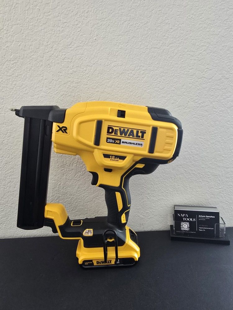 DEWALT 20V MAX XR Narrow Crown Stapler -18-Gauge + 1 Batería 2.0Ah - Brand New - 269$