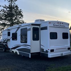 Grand Junction 35’ 5th Wheel (Trades Welcome)