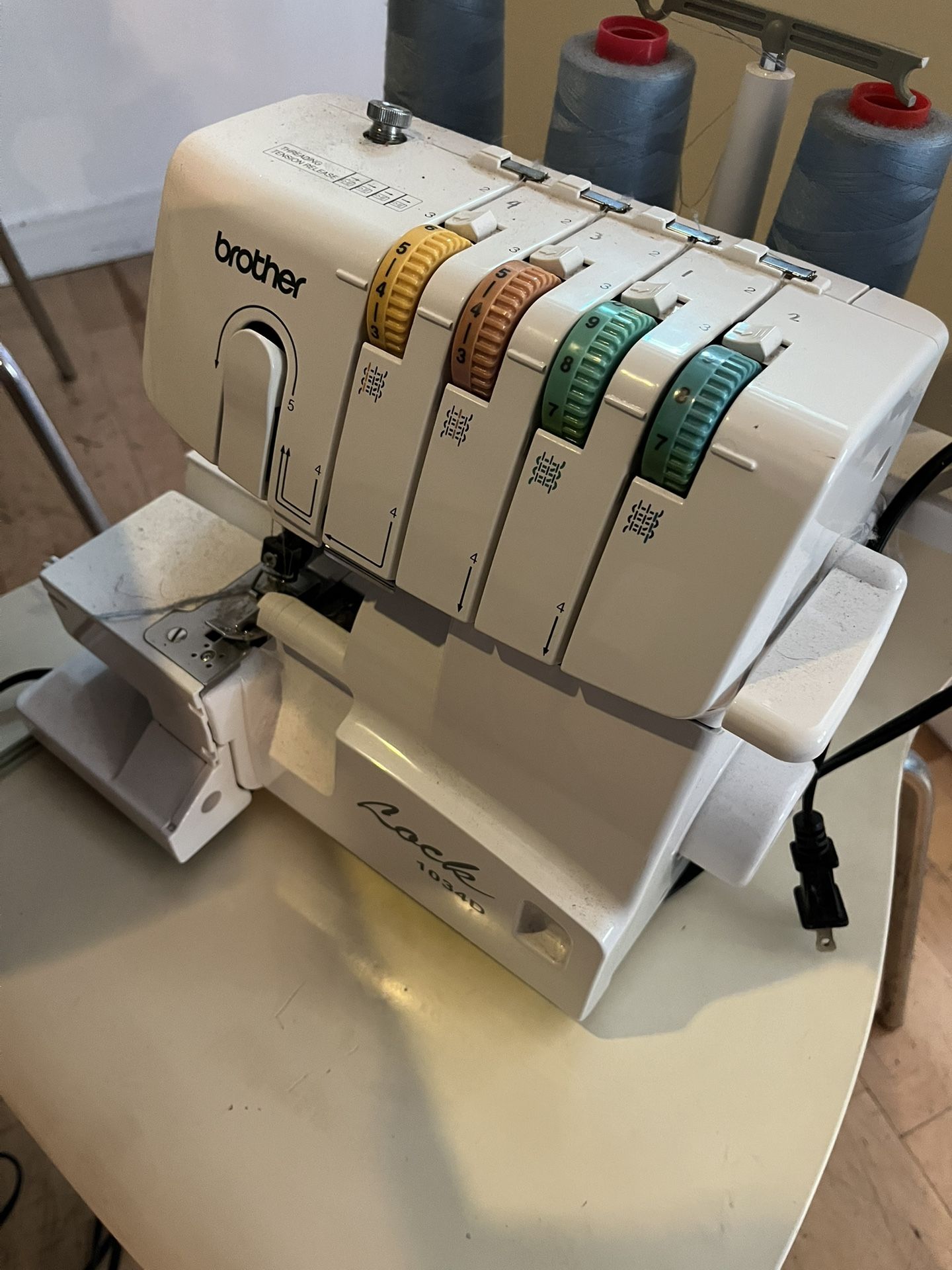 Serger / Overlock Sewing Machine & Thread