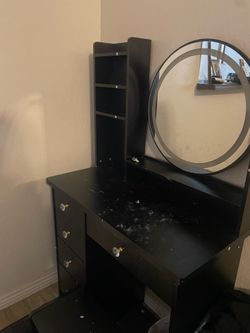 Black vanity (light does not work)