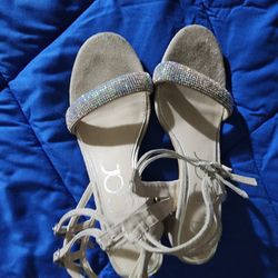 Really nice gold heels In good condition