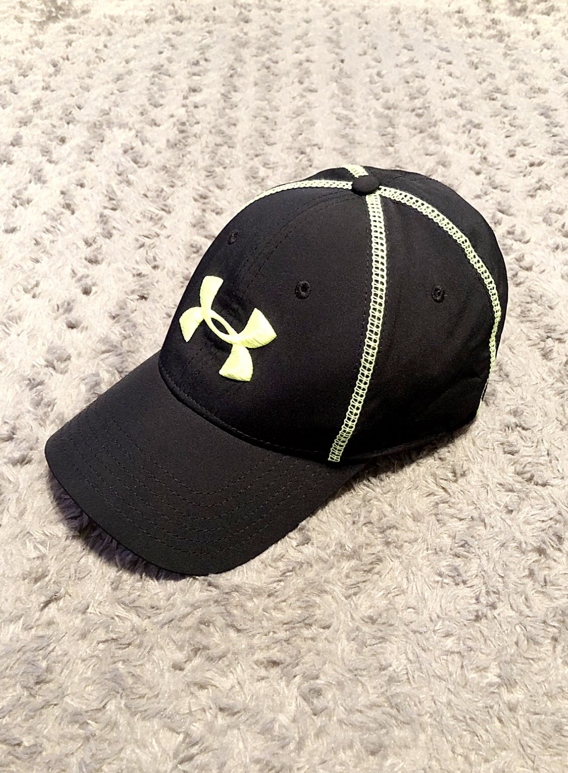 Mens Under Armour stretch hat paid $28 Brand new never worn! Excellent condition black, neon green logo.