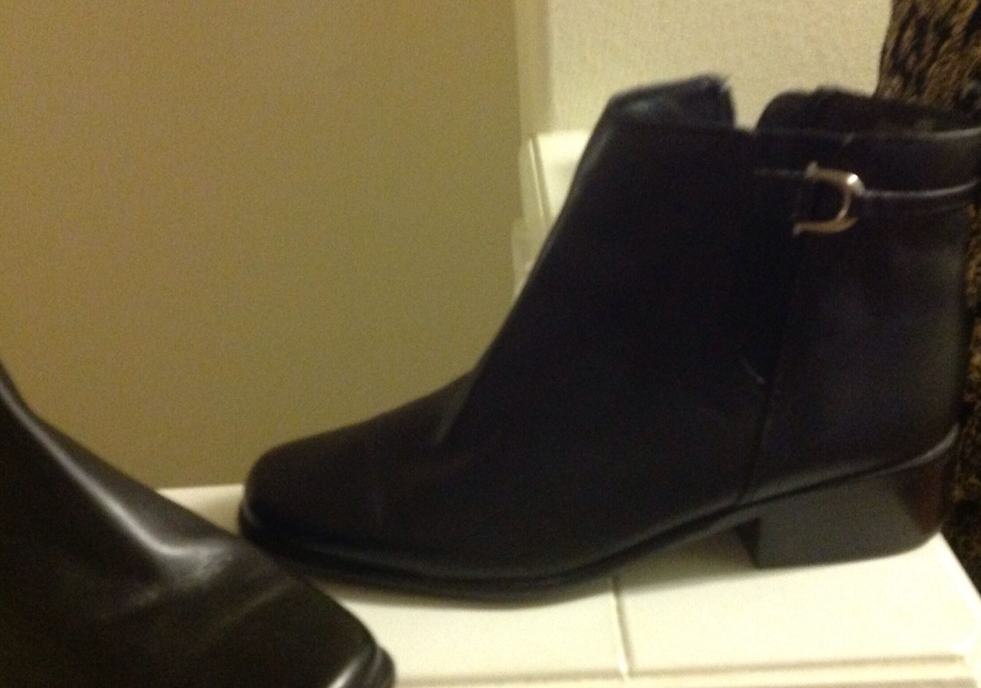 Covington real leather like new black 8.5 ankle boot
