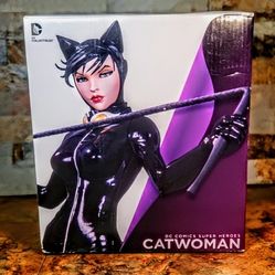 Cat-woman DC- Comics Super Heroes • DC-Collectables . Hand Sculpted Cold Cast Porcelain • Designed By / Concrete Par - Jim Lee • 