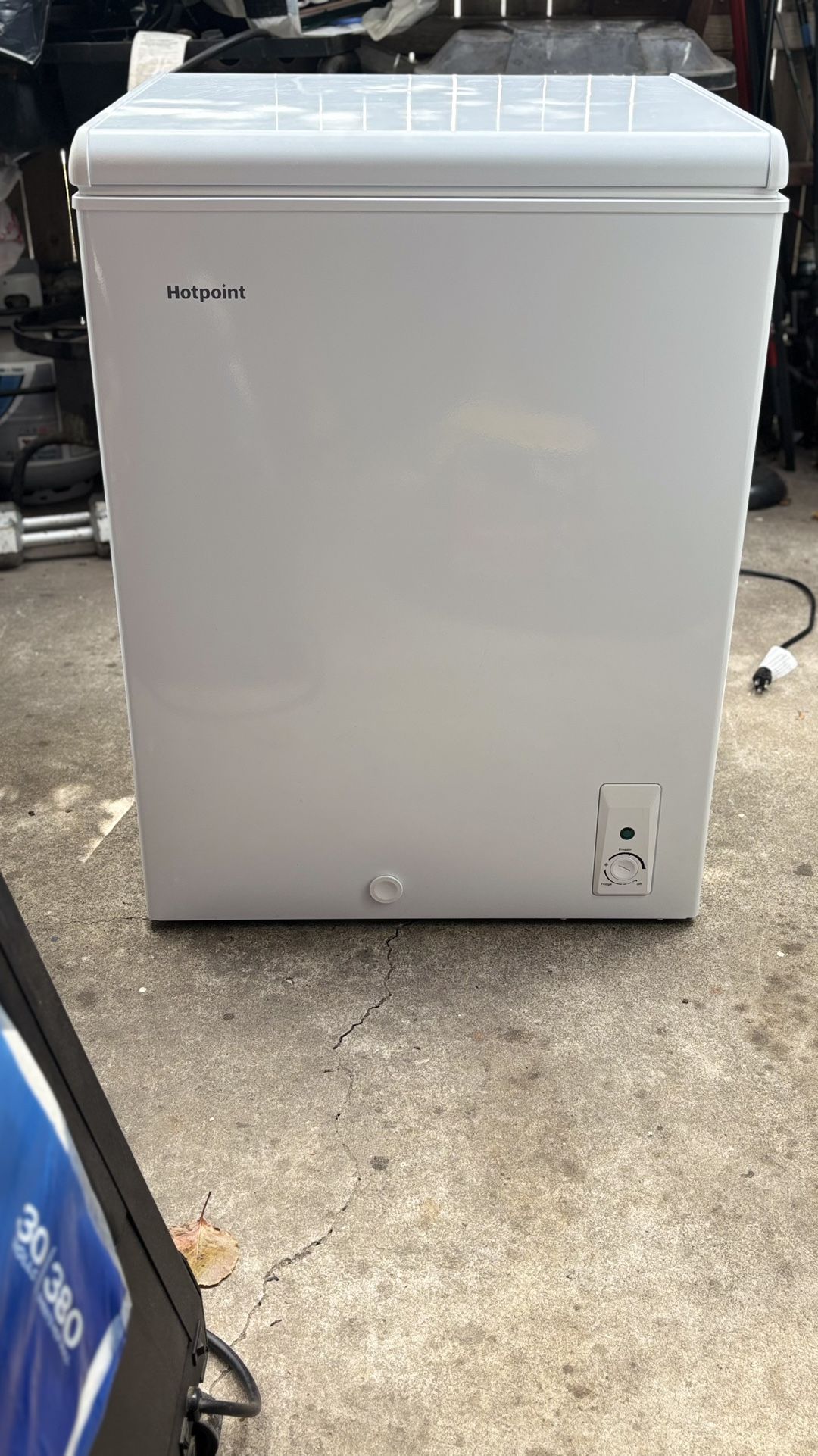 Hotpoint 4.9-cu ft Chest Freezer Convertible to Refrigerator ( White )
