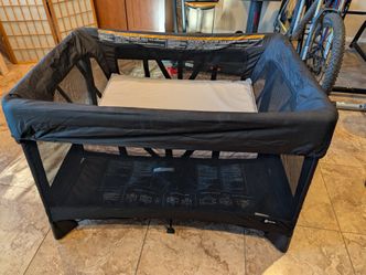 4Moms breeze + playpen/baby jail with bassinet