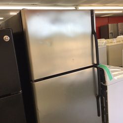 GE 18 Cu Ft Top And Bottom Black And Stainless Steel Fridge. 1 year Warranty 