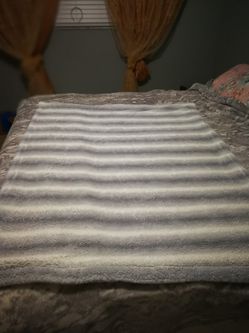 Blanket white /gray Queen full size