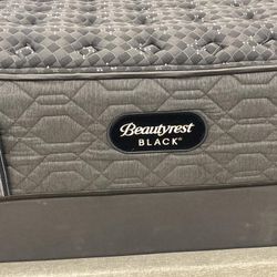 Queen Mattress Beautyrest Black $750