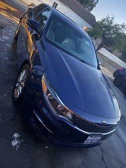 2016 186 millas $5000 precio negociable exelentes condiciones ,detalle ventana trasera no funciona asientos de piel techo solar título linpio (840)266