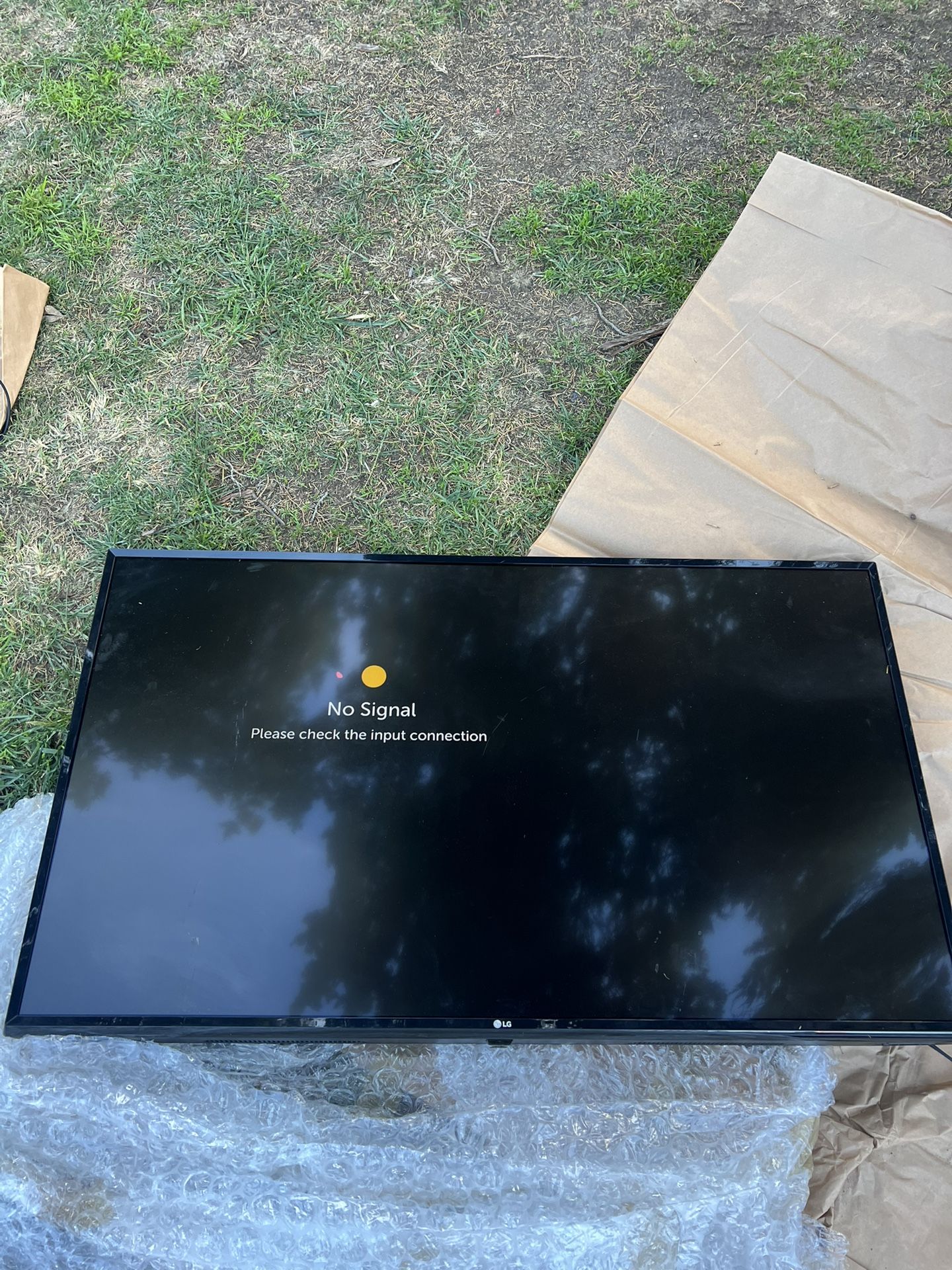 LG Smart TV 49LJ550M (no Remote & Legs)