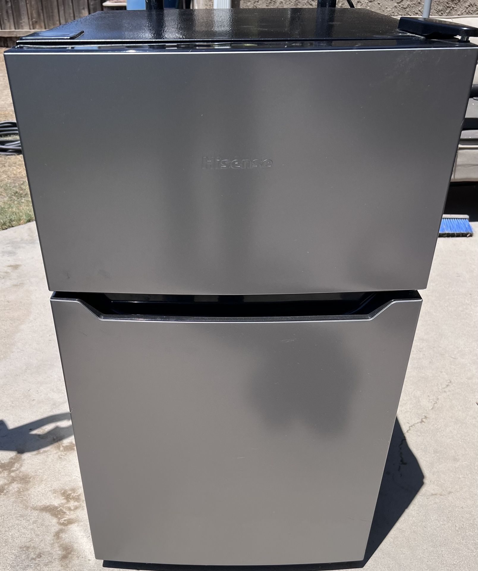 $100 - Hisense 3.1-cu ft Mini Fridge with Freezer ( Silver ) ENERGY STAR