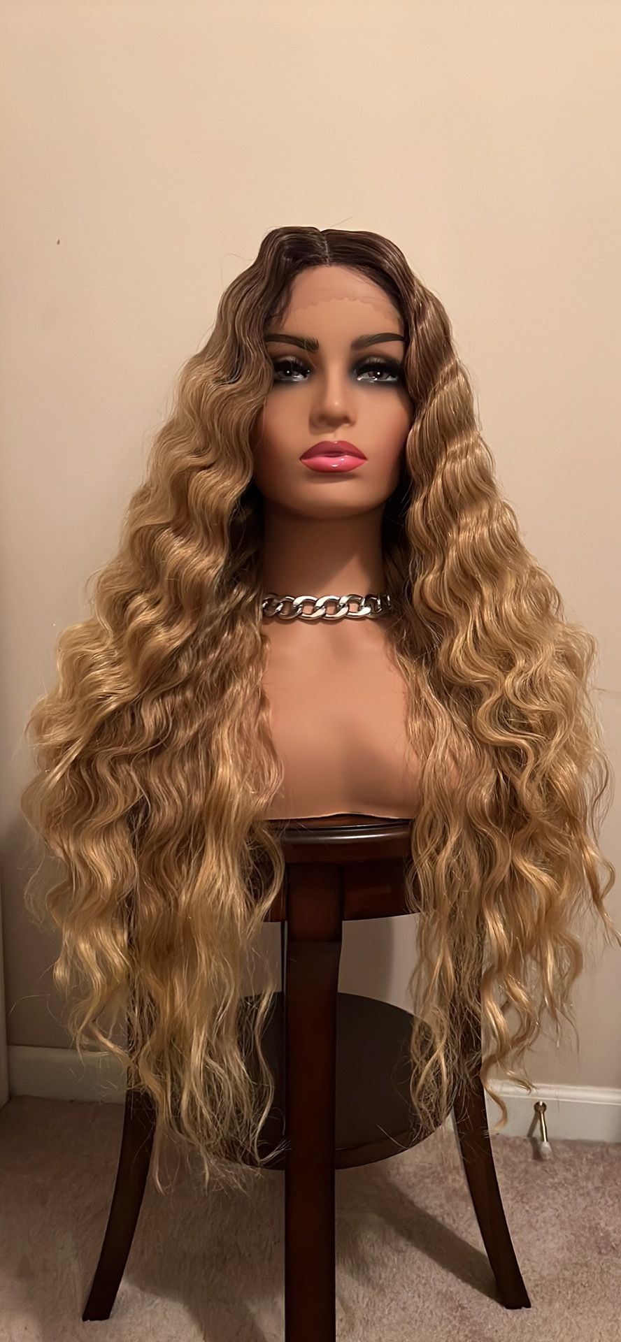 LIGHT HONEY BLONDE CRIMPED WIG WITH DARK ROOTS