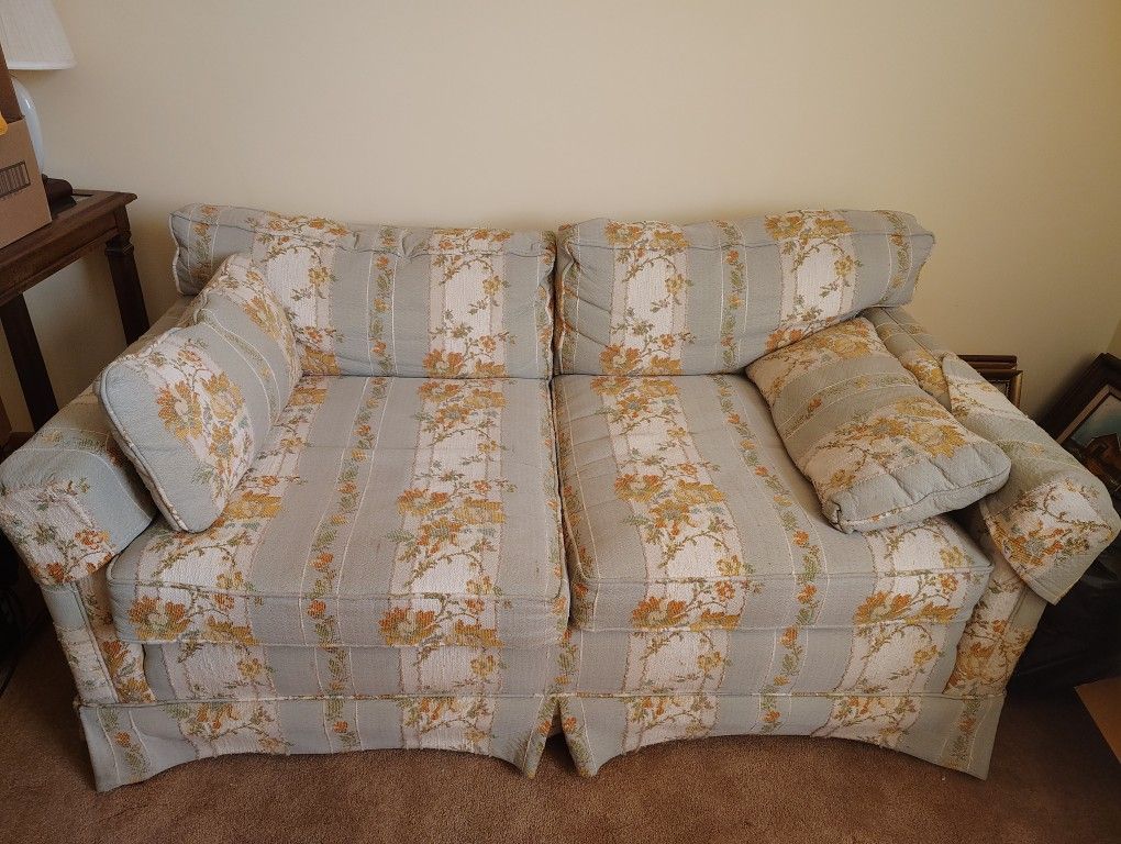 Loveseat! Vintage Pattern, Good Condition! 