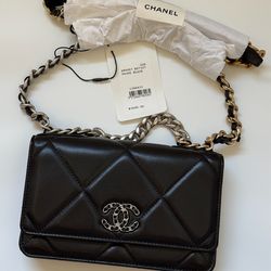 100% AUTHENTIC Bnwt 22S Chanel 19 Quilted Lambskin WOC in Classic Black Wallet on Chain NEW