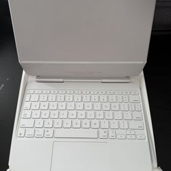 iPad Air 11-inch With Magic key board And Quest 3s
