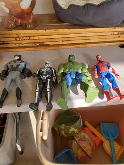 Marvel figures need cleaning other nirmal use good condtion.