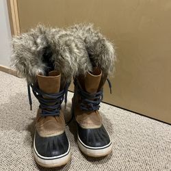 Sorel Size 7 women’s Joan Of Arctic Boots 