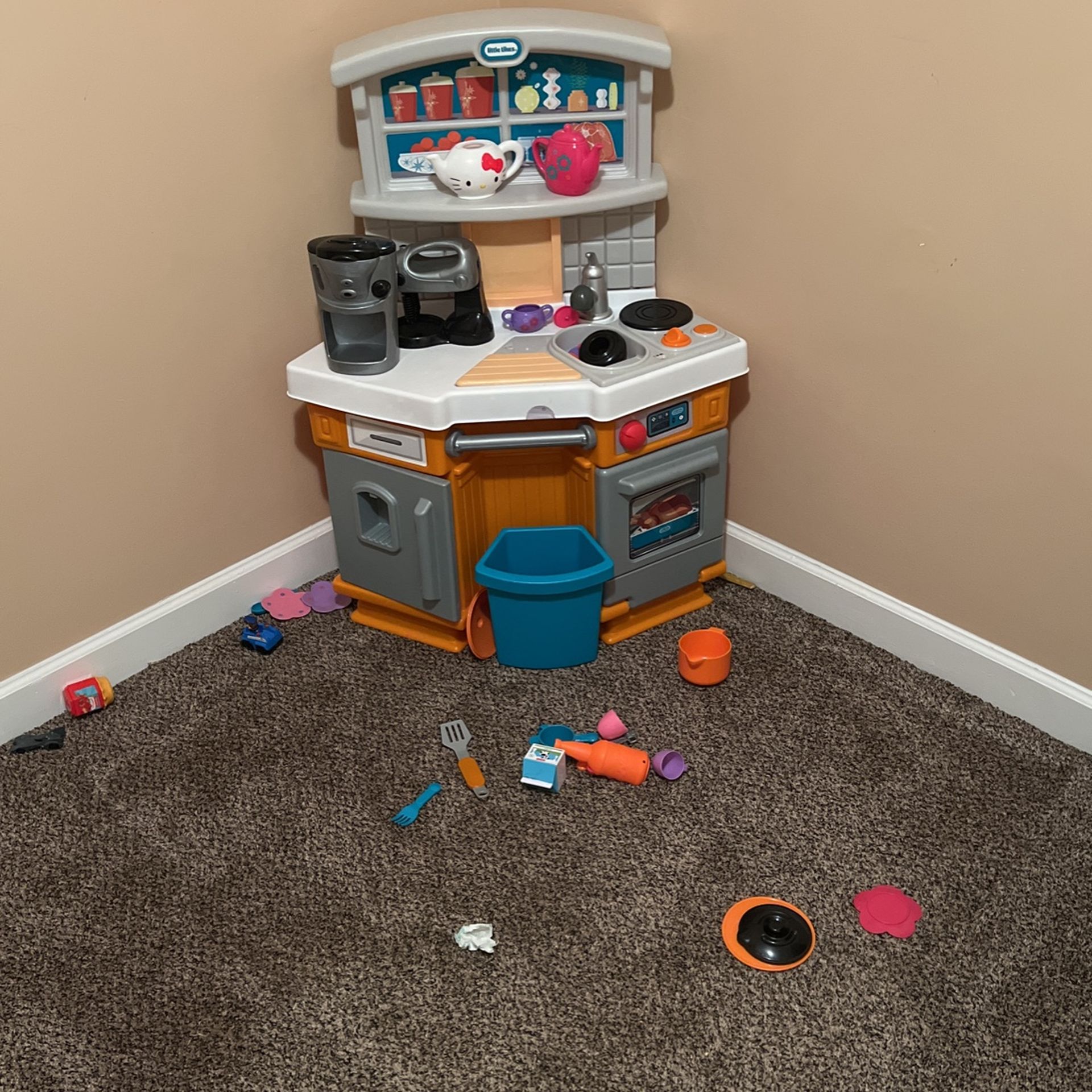 Play Kitchen With Accesories