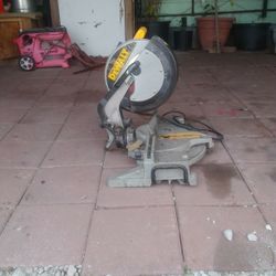 Saw. Dewalt