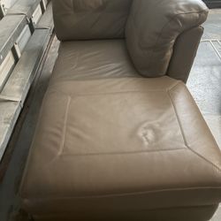 Free all leather loungr  chair  no rips or holes  cone pick it up !