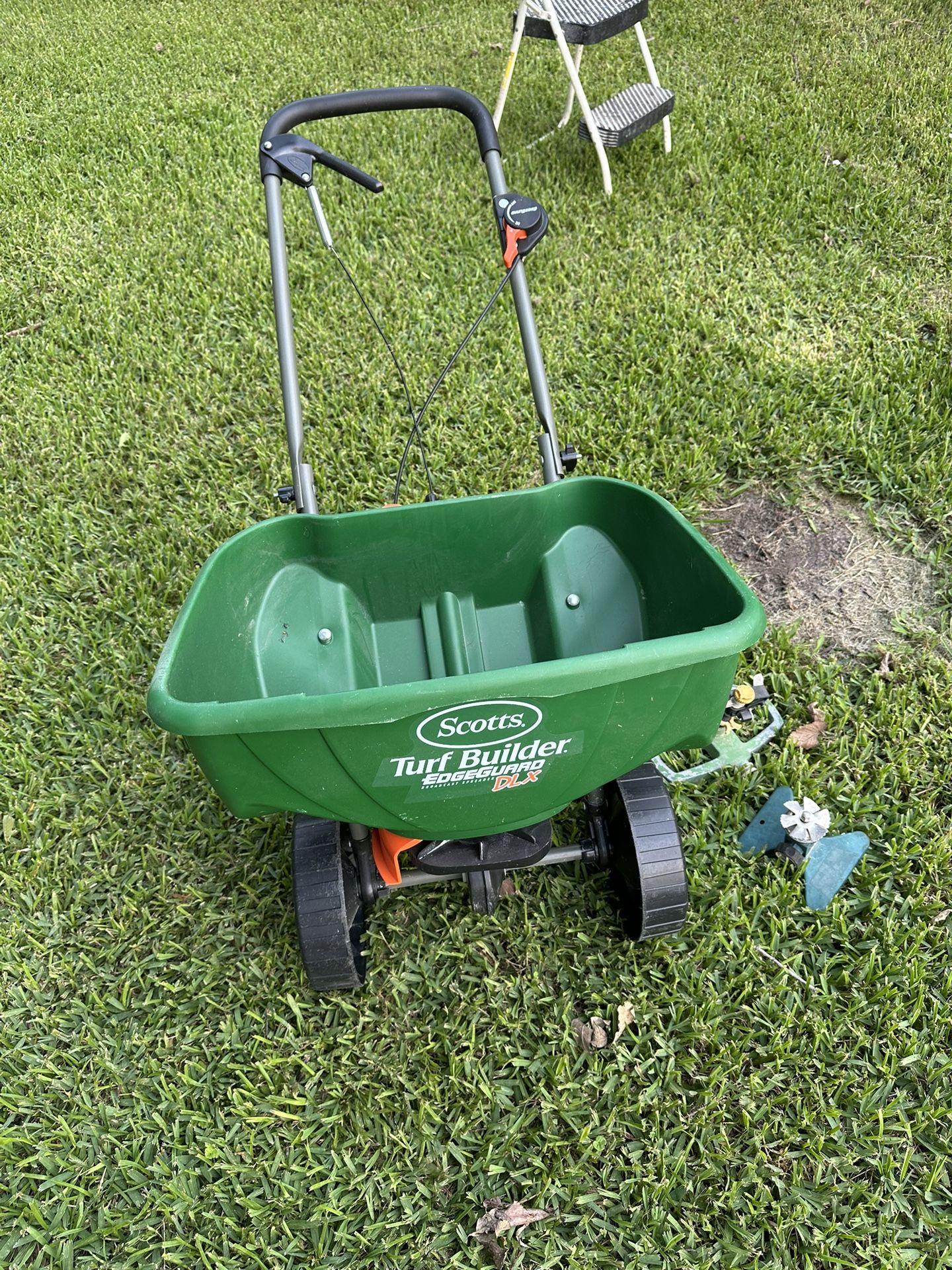 Scotts Turf Builder EdgeGuard Mini Broadcast Spreader