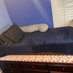 KINDLE DAY BED TWO TWIN MATTRESSES