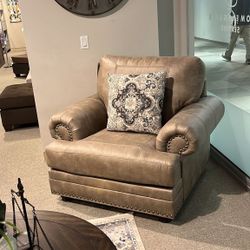 Franklin Exposed Feet With Espresso Faux Wood Chair
Homelegance$10 Down Payment And Financing Available