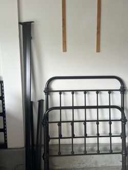 Twin Size Metal Bed Frame – Good Condition