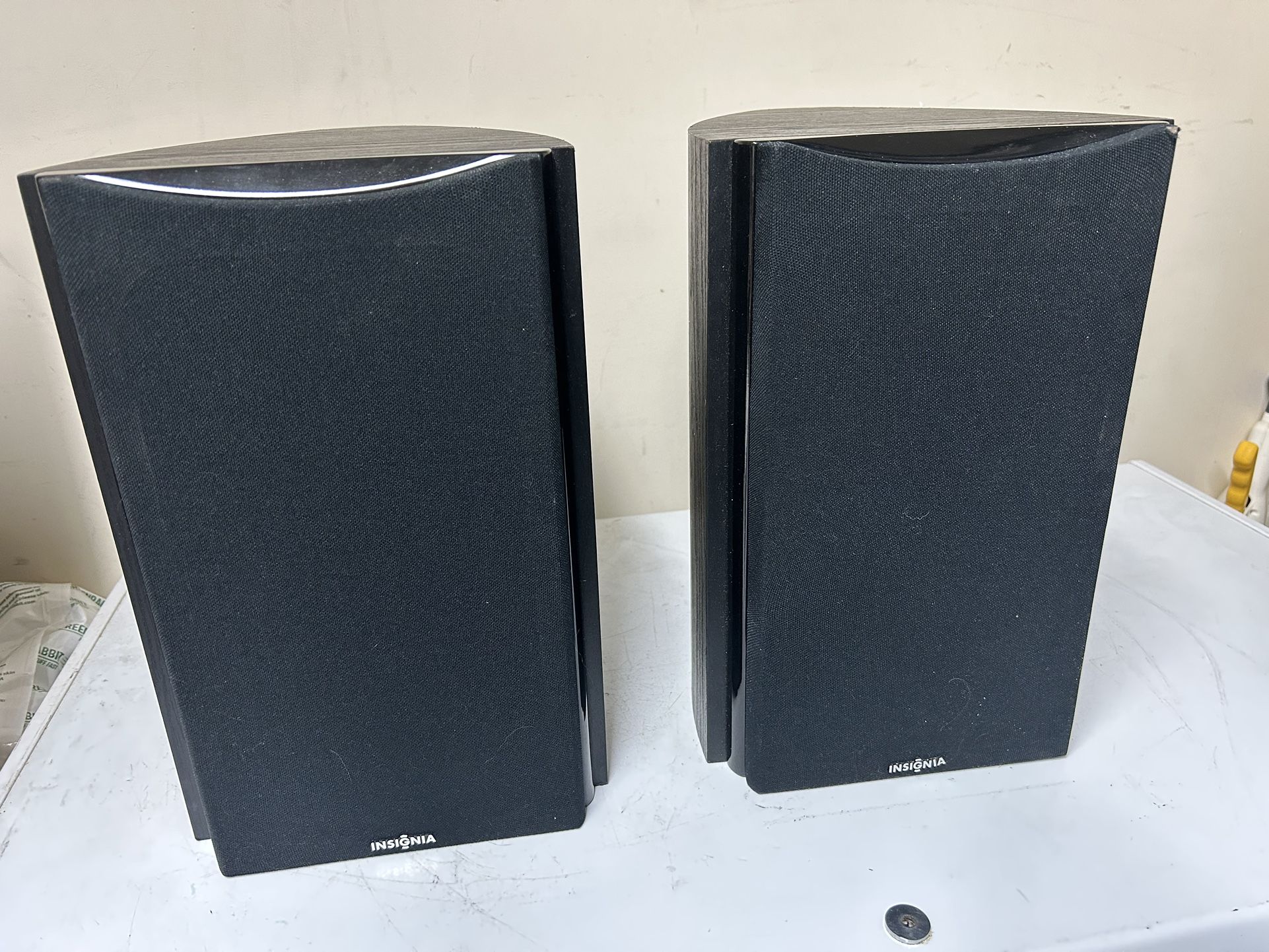 Wonderful Insignia NS-82111 Bookshelf Speakers