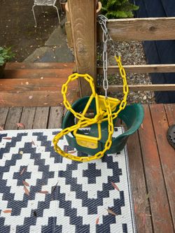 Child’s bucket swing