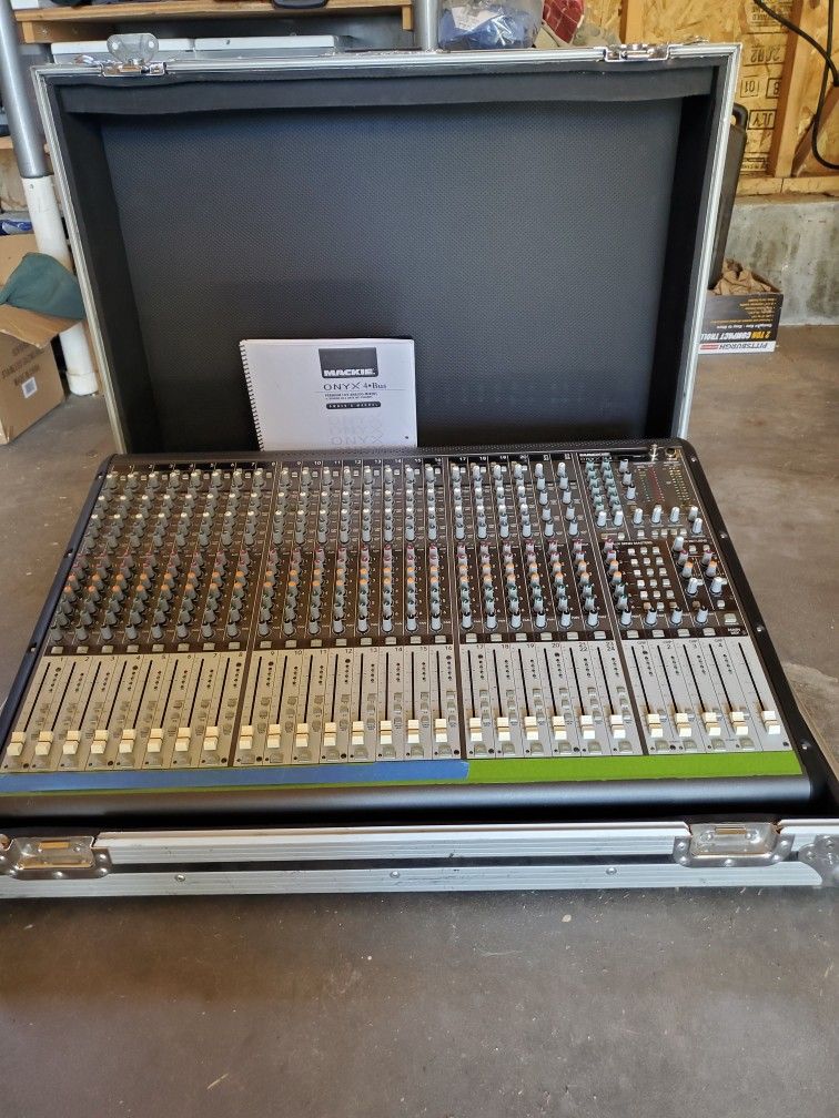 Mackie Onyx 24-4 Board W/ Road Case