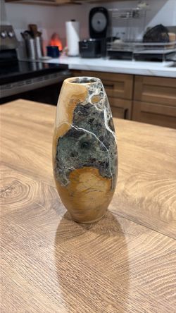 Yellow peacock marble vase