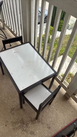 Kids table and chairs