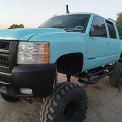 Lifted 4x4 Chevy Superburban