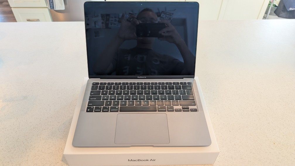 Apple MacBook Air M1 8GB RAM $300