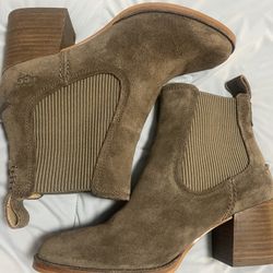 Ugg Chelsea Boots size 8 