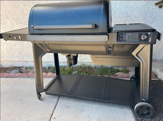 USED LIKE NEW TRAEGER WOODRIDGE PRO WITH WI-FI TECHNOLOGY WORKS GREAT