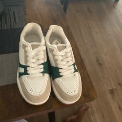 Gym shoes