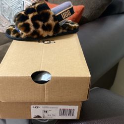 UGG SLIPPERS
