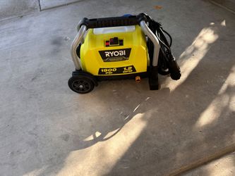 RYOBI
Hidrolavadora eléctrica con cable y ruedas para agua fría (1900 PSI, 1.2 GPM) y no trae manguera ni pistola