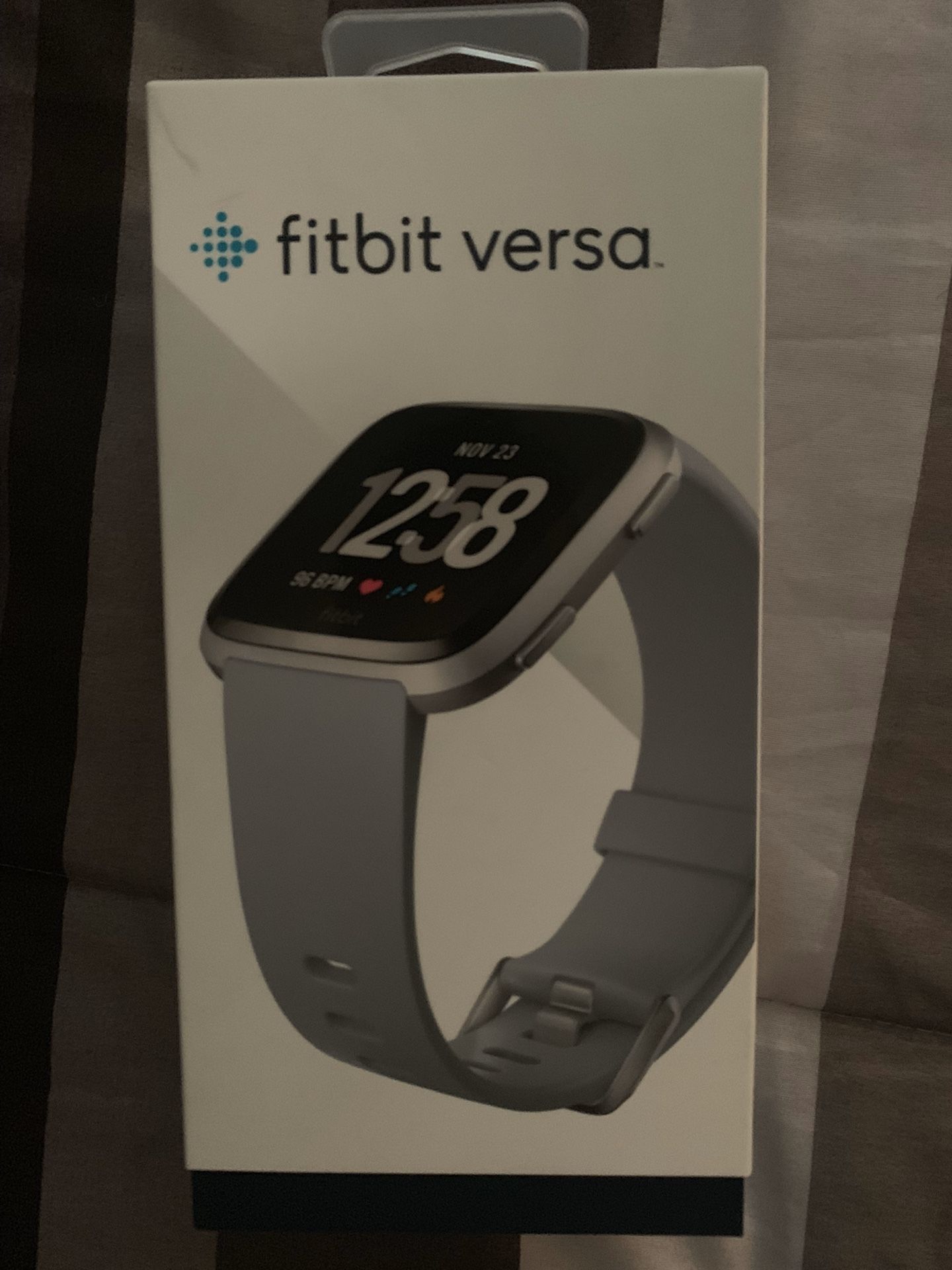 Fitbit Versa with accessories like new!!